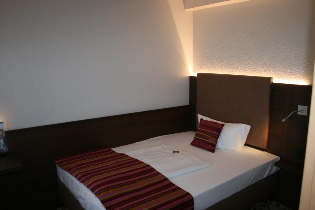 Hotel Parqeo Im A66 겔른하우젠 외부 사진